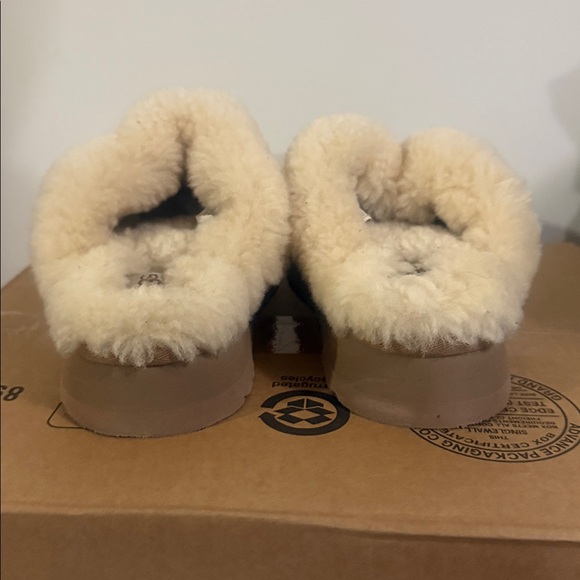 UGG Tan and Cream Shearling Slippers for kids - Picture 6 of 12